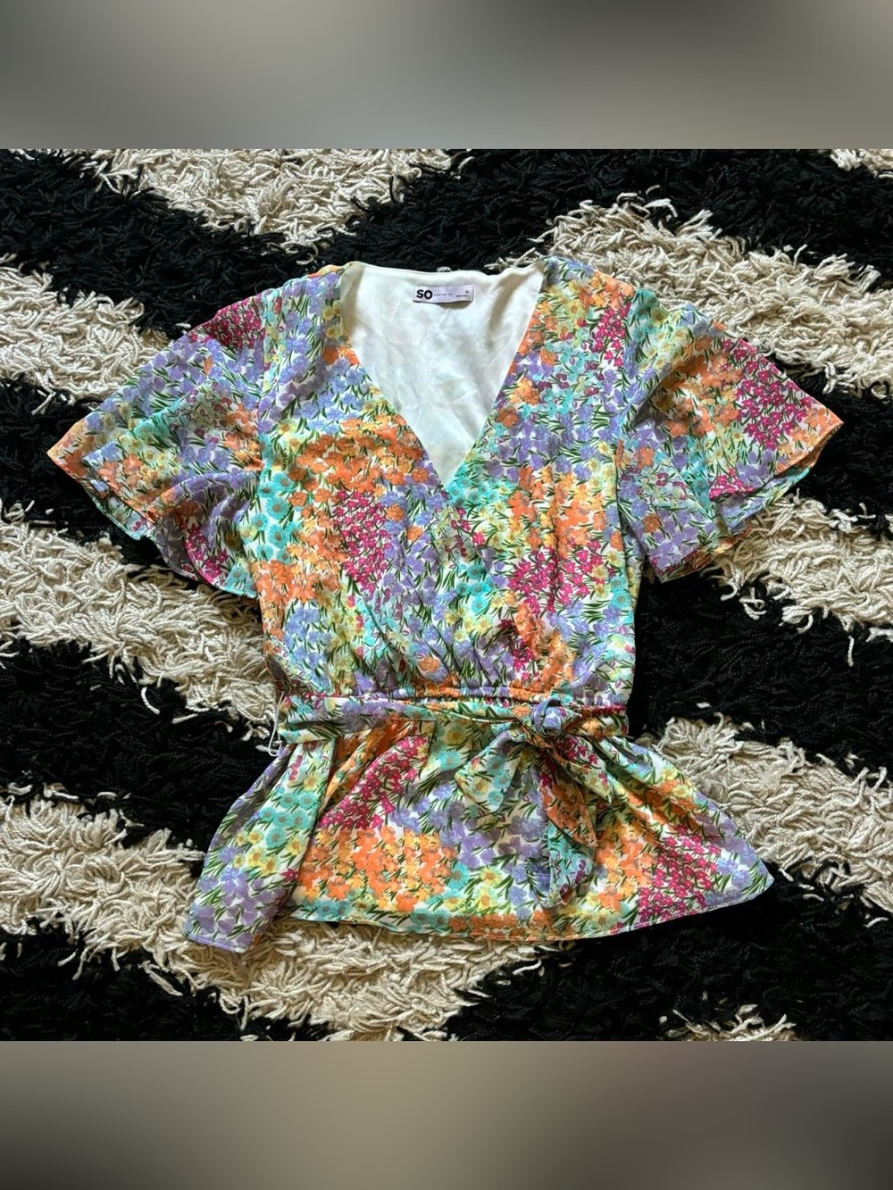 SO Multicolor Floral Flowy Short Flutter Sleeve Belted V-Neck Blouse Medium